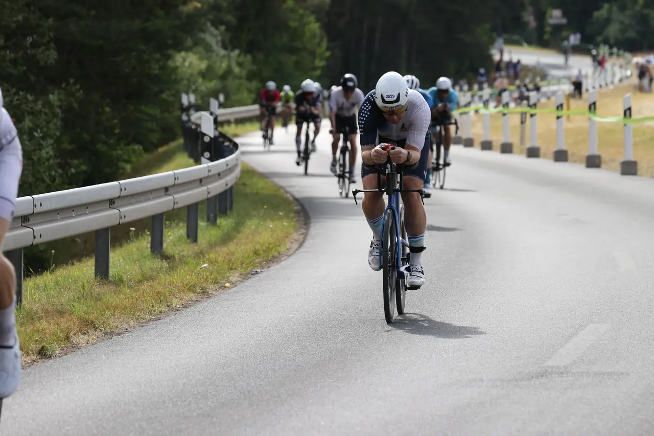 Andreas Breitenlohner in Aeroposition auf dem Zeitfahrrad bei der Challenge Roth 2026